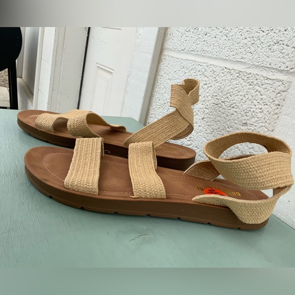 Cushionaire Raffia Stretch Sandals - Picture 3 of 5